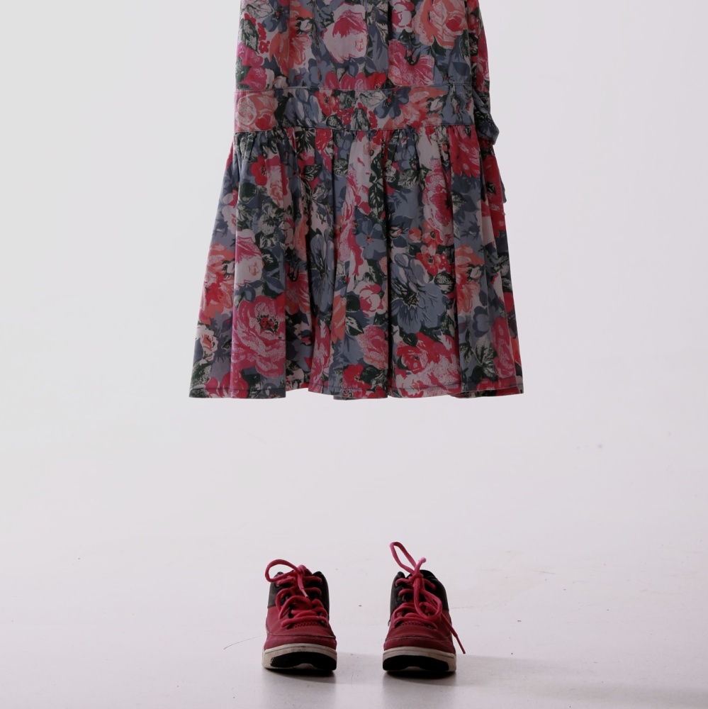 Blümchenkleid und schwarze Schuhe