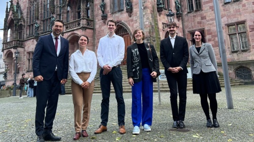 Oberbürgermeister Uwe Conradt (l.) mit Gästen aus Saarbrückens Partnerstadt Nantes und den beiden Jungen Botschaftern Gäste aus Nantes vor dem Rathaus