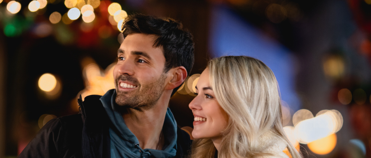 Pärchen auf dem Saarbrücker Christkindlmarkt bei Glühwein