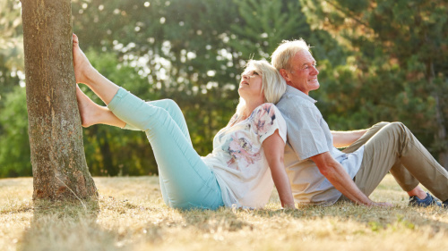 zwei Senioren sitzen in der Natur Senioren in der Natur