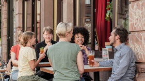 Kulinarik in Saarbrücken genießen Gruppe von Explorern beim Schlemmen im Café LUUC