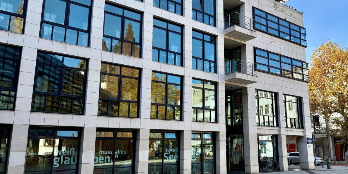 Ansicht der Fassade der Stadtbibliothek Saarbruecken am Gustav-Regler-Platz im Herbst Ansicht der Fassade der Stadtbibliothek Saarbruecken am Gustav-Regler-Platz im Herbst