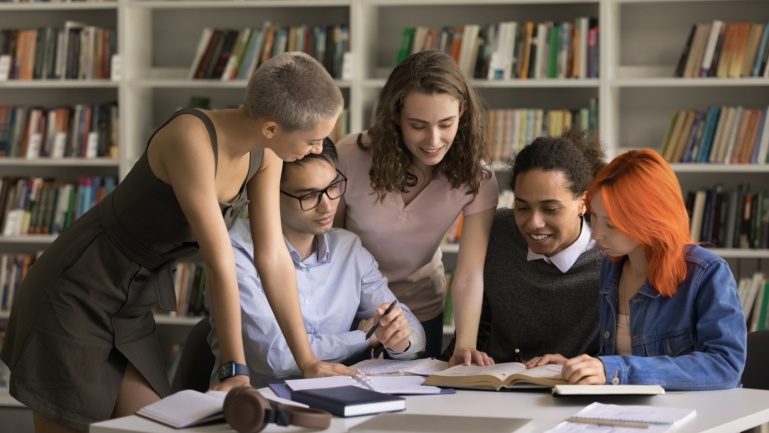 Lerngruppe vor Bücherregal