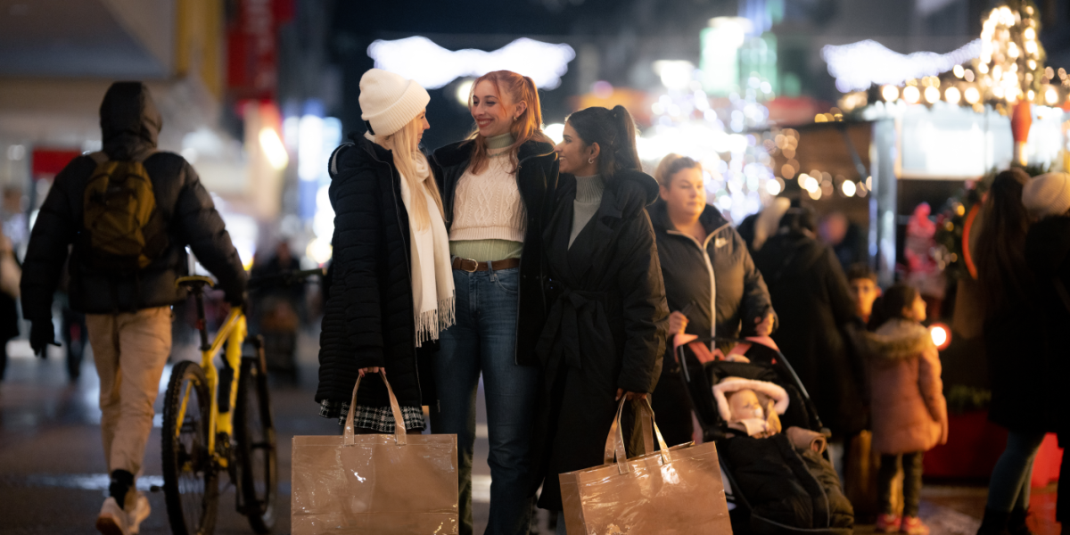 Drei Frauen im Winter beim Shoppen auf der Bahnhofstraße.