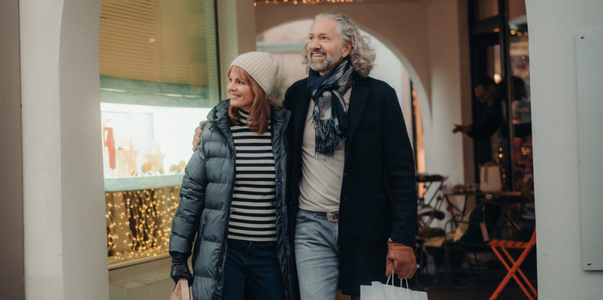 Eine Frau und ein Mann beim Shoppen im Winter.