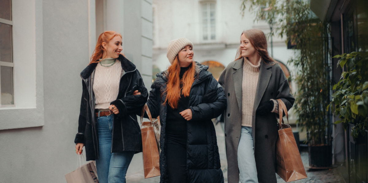 Fröschengasse Shopping ©City-Marketing Saarbrücken, R. Pagliarini Drei Frauen im Winter in der Fröschengasse.