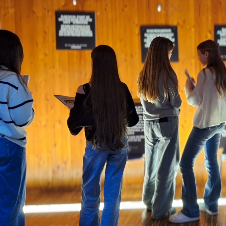 Jugendliche vor der Austellung wasihrnichtseht