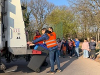 Kinder beobachten, wie ein Müllwagen bei einer Müllsammelaktion beladen wird