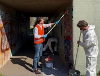 Malerarbeiten in einer Unterführung