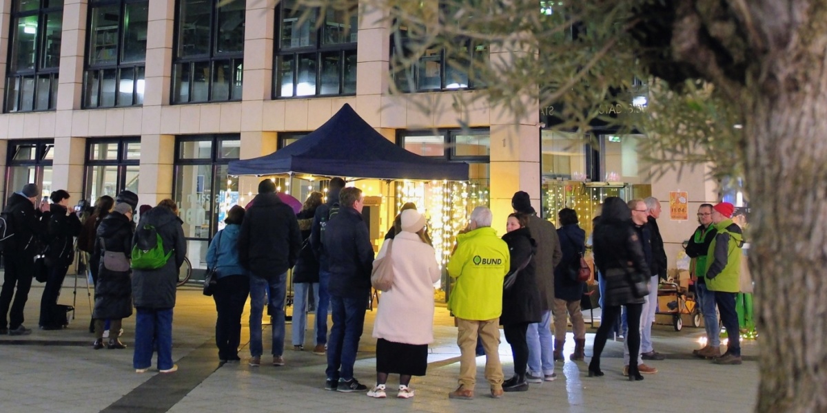 Menschenmenge vor der Stadtbibliothek Saarbrücken bei der Earth Hour 2026