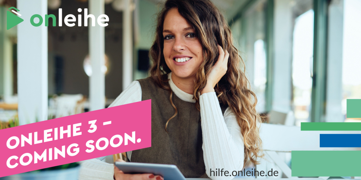 eine junge Frau sitz in einer Bibliothek und lächelt, das Gesicht auf die Hand gestützt