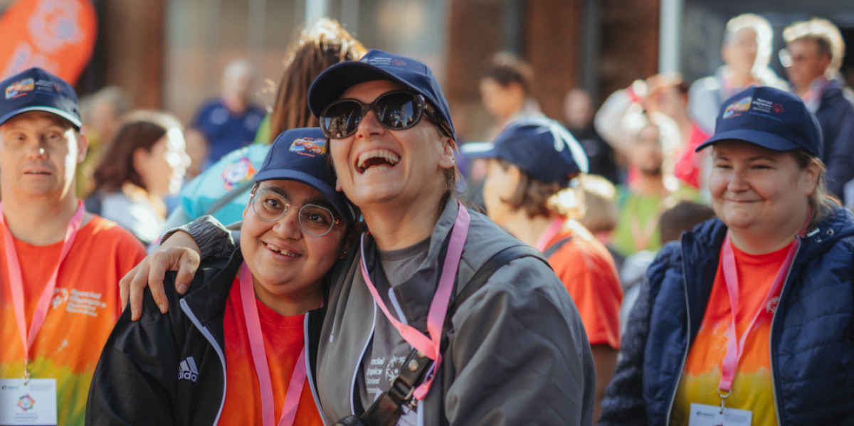 Zwei Sportlerinnen bei den Special Olympics
