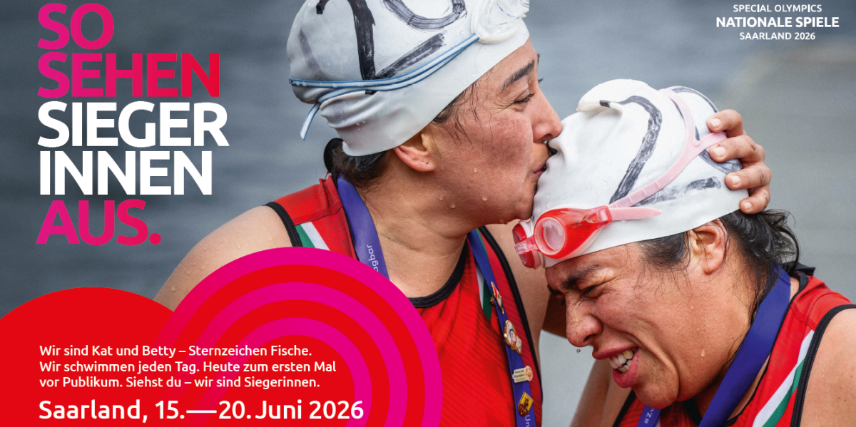 Zwei Schwimmerinnen bei den Special Olympics