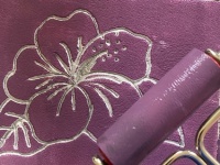 Bunter Styropordruck einer Blume mit Farbroller