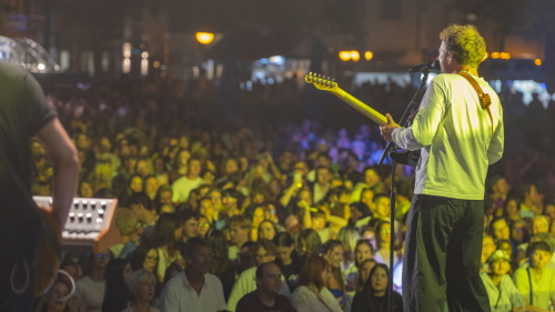 Joris, Altstadtfest Freitag, 3. Juli 2026 Ein Musiker steht mit Gitarre und Mikrofon am Bühnenrand vor einem großen, beleuchteten Publikum.