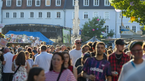 Altstadtfest Samstag, 4. Juli 2026 Viele Menschen drängen sich auf einem sonnigen Platz mit Brunnen und Marktständen.