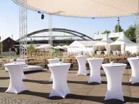 Eventaufbau der Agentur PURA GmbH in Saarbrücken Eventaufbau nahe der Ostspange Saarbrücken mit Stehtischen und Pagodenzelten